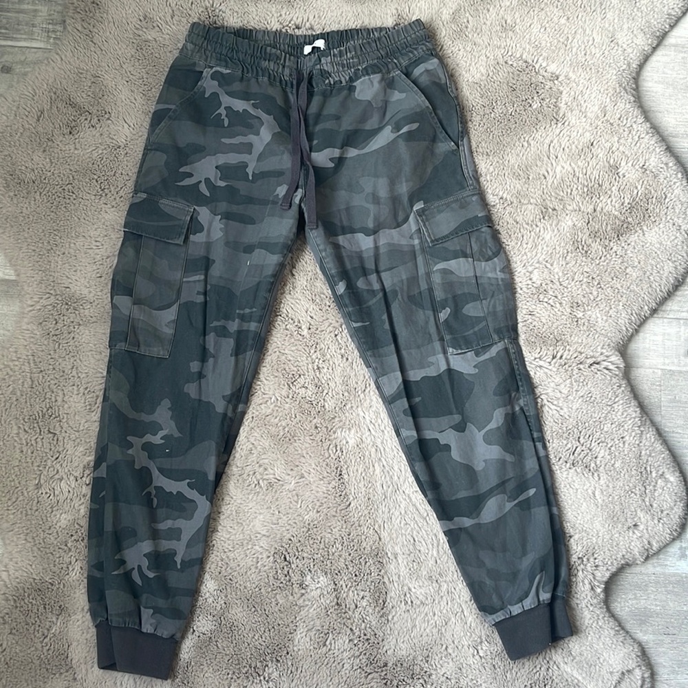 Aritzia TNA Camo Joggers